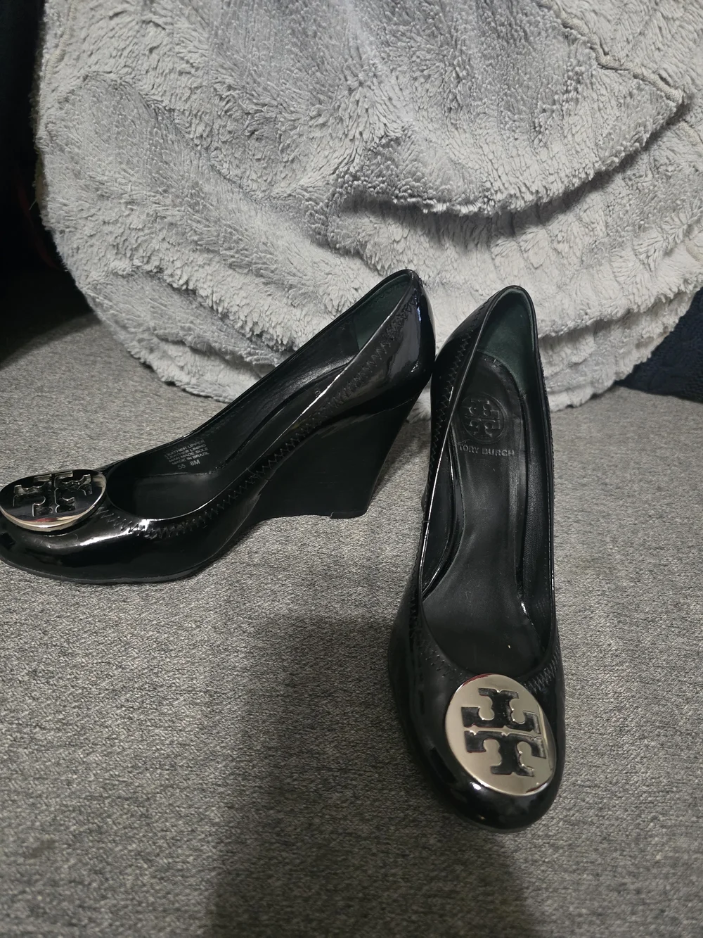 Tory Burch Black Patent Leather Logo Pumps - Picture 3 of 6